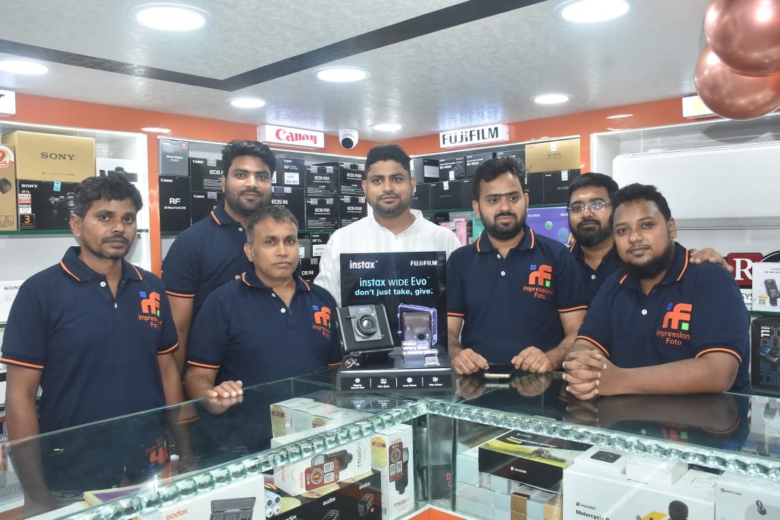 ক্যামেরার বিপুল সম্ভারে উদ্বোধন হল দ্বিতল শোরুম ইমপ্রেশনাল ফটো